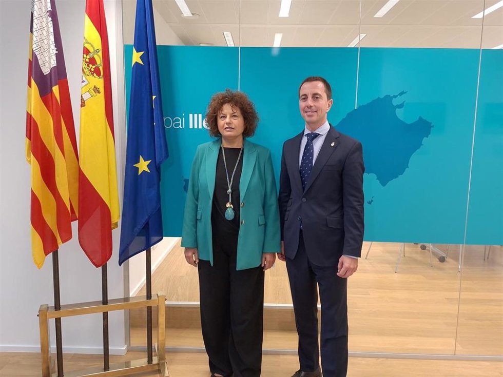 La directora general de Relaciones Institucionales y de Relaciones con el Parlament, Francisca Ramis, y el presidente del Consell de Mallorca, Lloren Galmés, en su visita a la Oficina de Baleares en Bruselas.