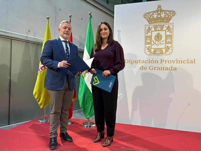 El portavoz del Equipo de Gobierno de la Diputación de Granada, Nicolás Navarro, y la diputada de Reto Demográfico, María Vera, en la presentación de una nueva línea de ayudas contra la despoblación.