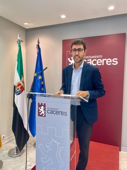 El portavoz y concejal de Turismo de Cáceres, Ángel Orgaz, en rueda de prensa