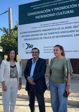 La diputada de Cohesión Territorial, María Teresa Jiménez, con el alcalde de Santiponce, Juan José Ortega, en una visita para supervisar el avance de diversos proyectos que se ejecutan en el municipio con el apoyo de la Diputación de Sevilla.