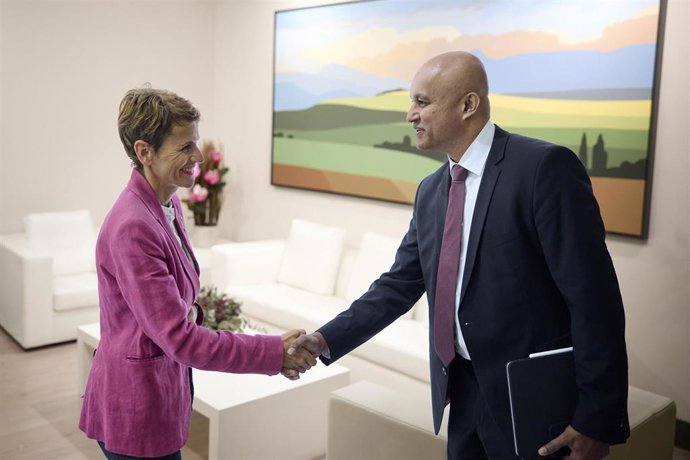 La presidenta de Navarra, María Chivite, recibe a Vinod Philip, director ejecutivo de Siemens Gamesa