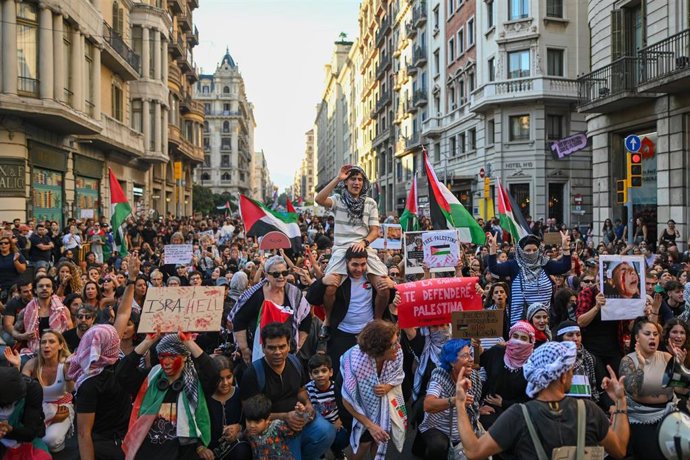 Cientos de personas durante una manifestación en apoyo a Palestina en Barcelona.