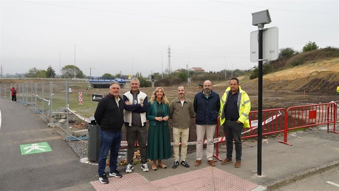 Visita del alcalde de Siero, Ángel García, y el concejal de Caminos en el Medio Rural, Alumbrado Público y Parques y Jardines, Alejandro Villa, a los trabajos de ajardinamiento.