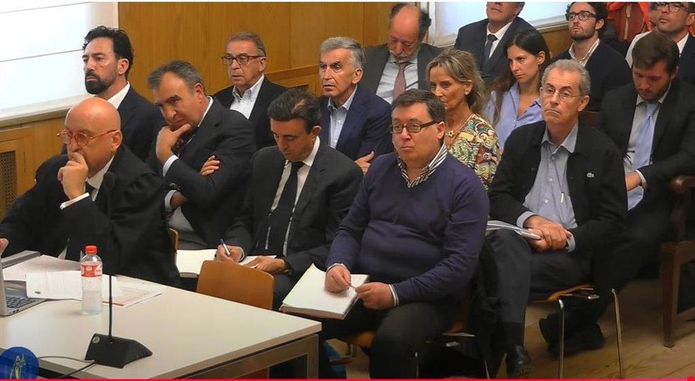 Los acusados y sus defensas en una nueva jornada del juicio por la 'trama eólica'.