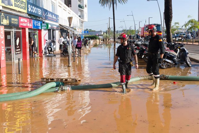 Soldados da UME em uma rua inundada com água após as chuvas de 1º de outubro de 2025 em Ibiza, Ilhas Baleares, Espanha. As inundações em Ibiza deixaram 1.200 pessoas sem eletricidade no município de Vila. Além disso, várias estradas continuam interditadas