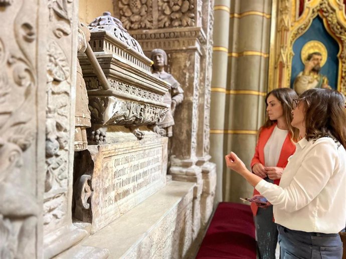 La vicealcaldesa y concejala de Fomento y Patrimonio, Rebeca Pérez, acompañada por la restauradora Josefa Monteagudo Merlos, visita la urna que contiene el corazón de Alfonso X el Sabio, situada en la Capilla Mayor de la Catedral de Murcia