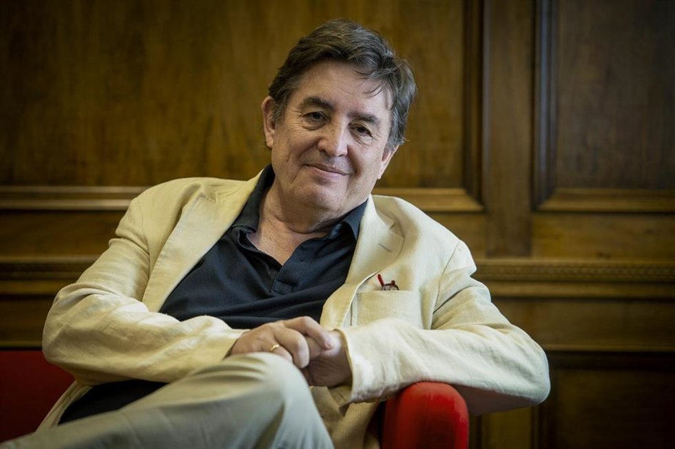 Archivo - El autor Luis García Montero, posa para Europa Press, en el Instituto Cervantes.