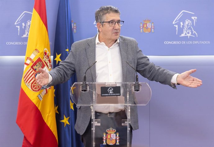 La portavoz del PSOE en el Congreso, Patxi López, durante una rueda de prensa posterior a la Junta de Portavoces, en el Congreso de los Diputados, a 7 de octubre de 2025, en Madrid (España).