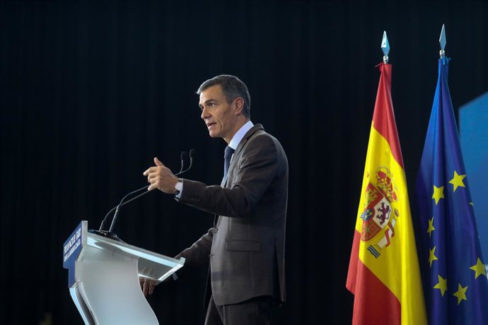 El presidente del Gobierno, Pedro Sánchez, interviene durante la Convención por un Pacto de Estado frente a la Emergencia Climática, en la Térmica Cultural de la Fundación Ciudad de la Energía (CIUDEN), a 14 de octubre de 2025, en Ponferrada, León, Castil