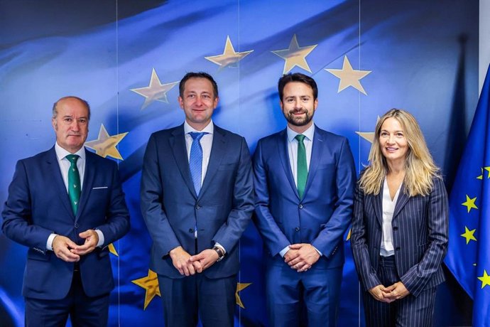 El presidente del PP de Asturias, Álvaro Queipo, acompañado por el diputado Luis Venta, y la eurodiputada Susana Solís, junto al comisario de Agricultura de la UE Christophe Hansen