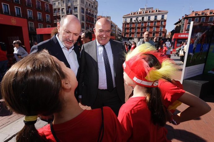 Louzán (i) y Carnero, junto a dos aficionados de la selección en la Plaza Mayor de Valladolid.