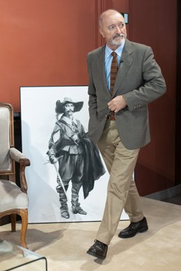 El escritor Arturo Pérez-Reverte, durante la presentación del monumento al Capitán Alatriste, en la Real Academia de la Lengua Española, a 14 de octubre de 2025, en Madrid (España). El monumento se colocará en Cartagena (Murcia), tierra natal del escritor