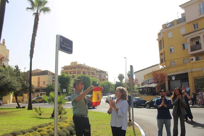 La alcaldesa de San Juan, en el acto de rotulación de una rotonda con el nombre de Legión Española.