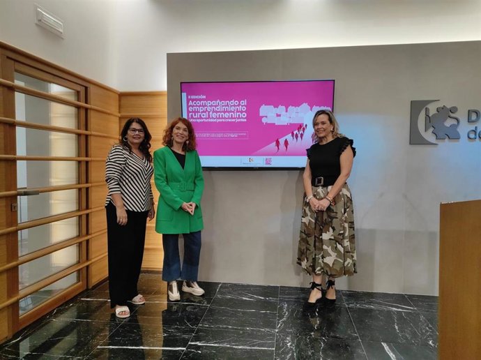La delegada de Igualdad de la Diputación de Córdoba, Auxiliadora Moreno (dcha,), y la presidenta del FEPC, Inmaculada Pérez (centro), en la presentación del programa.