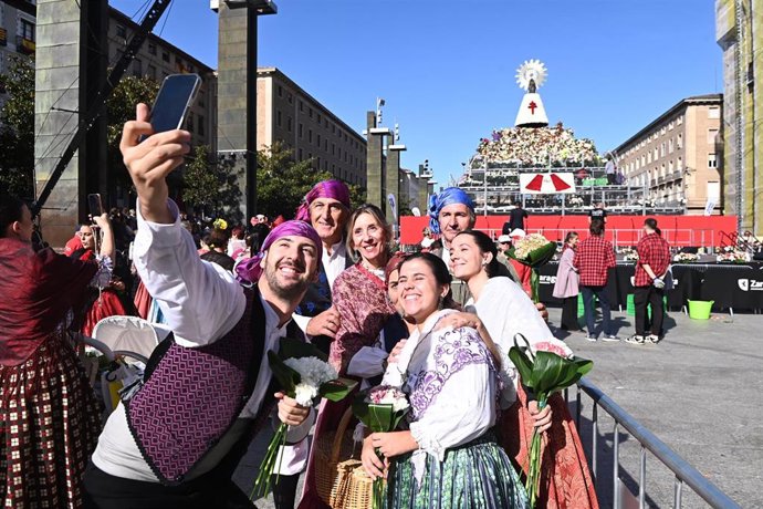 Ofrenda floral a la Virgen del Pilar, a 12 de octubre de 2025, en Zaragoza