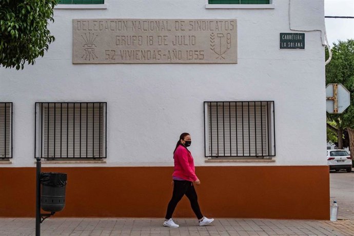 Vestigios franquistas en una calle de Manzanares.