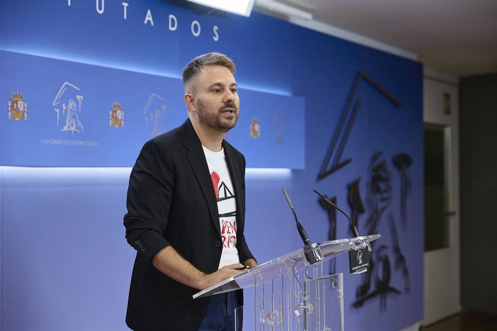 Archivo - El diputado de Sumar Alberto Ibáñez durante una rueda de prensa anterior a la reunión de la junta de portavoces, en el Congreso de los Diputados, a 9 de septiembre de 2025, en Madrid (España).