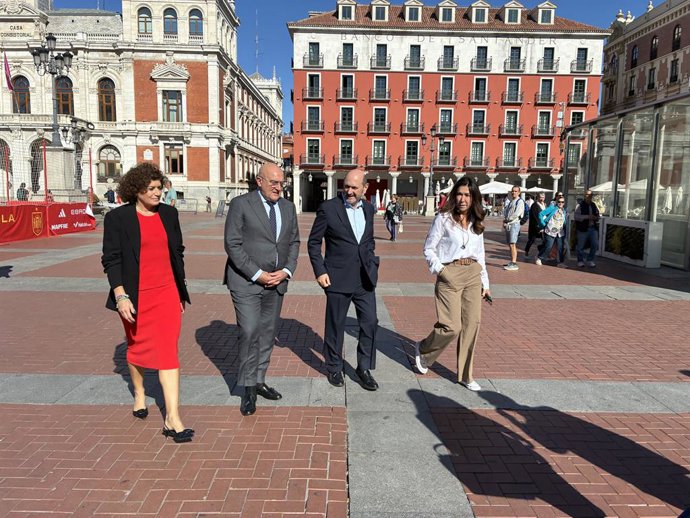 Carnero (2 à esquerda) e Louzán (2 à direita), juntamente com a Conselheira de Esportes, Mayte Martínez (à esquerda) e a chefe de gabinete da RFEF, Marisa González.