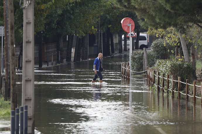 Zona inundada por las lluvias, a 4 de noviembre de 2024, en Castelldefels, Barcelona, Cataluña (España). El aeropuerto ha desviado 12 vuelos por las lluvias.