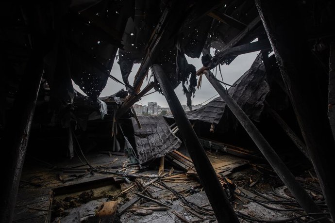 6 de outubro de 2025, Sumy, Sumy, Ucrânia: Telhado da maternidade de Sumy após um ataque de drone russo.,Imagem: 1043797394, Licença: Rights-managed, Restrictions: , Liberação de modelo: não, Linha de crédito: Francisco Richart / Zuma Press / ContactoPhot