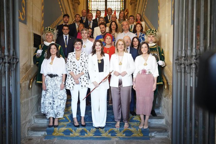 Archivo - Artolazabal, Vitero y Etxebarria (primera fila de izquierda a derecha)