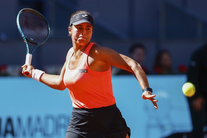 Archivo - Jessica Bouzas Maneiro of Spain in action against Paula Badosa of Spain during the Mutua Madrid Open 2024, ATP Masters 1000 and WTA 1000, tournament celebrated at Caja Magica on April 24, 2024 in Madrid, Spain.