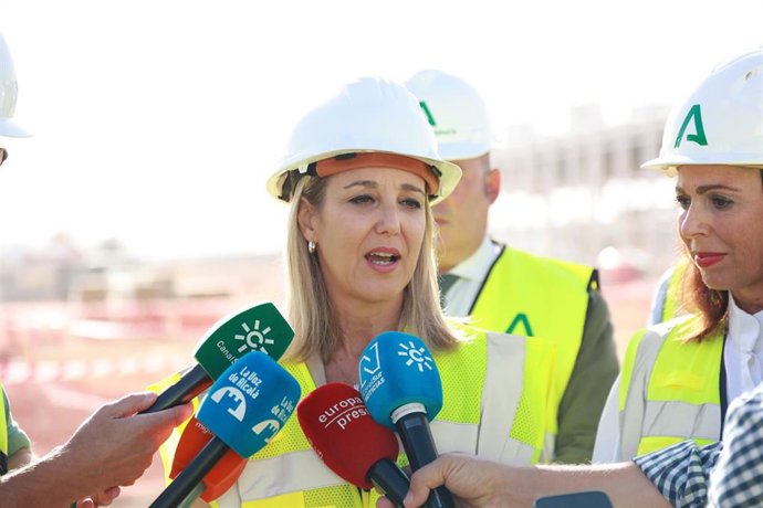 La alcaldesa de Alcalá de Guadaíra, Ana Isabel Jiménez, atiende a los medios tras visitar las obras de los talleres y cocheras del tranvía junto a la consejera de Fomento.