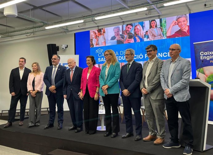 Representantes de la UOC, Caixa Enginyers y el Institut d'Estudis Financers (IEF) y la Conselleria de Economía y Finanzas en la presentación de la Cátedra de Salud y Educación Financiera