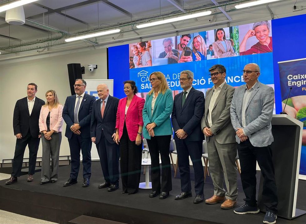Representantes de la UOC, Caixa Enginyers y el Institut d'Estudis Financers (IEF) y la Conselleria de Economía y Finanzas en la presentación de la Cátedra de Salud y Educación Financiera