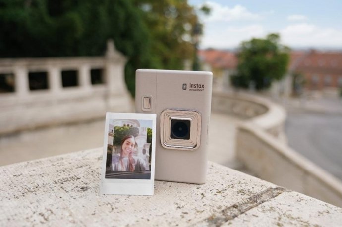 A nova câmera instax mini LiPlay+ da Fujifilm.