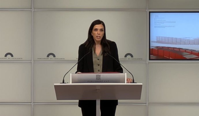 La portavoz del PSC en el Parlament, Elena Díaz, en una rueda de prensa