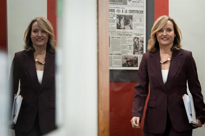 La ministra de Educación, Formación Profesional y Deportes, Pilar Alegría, a su llegada a una rueda de prensa posterior a la reunión del Consejo de Ministros, en el Palacio de la Moncloa, a 14 de octubre de 2025, en Madrid (España).  