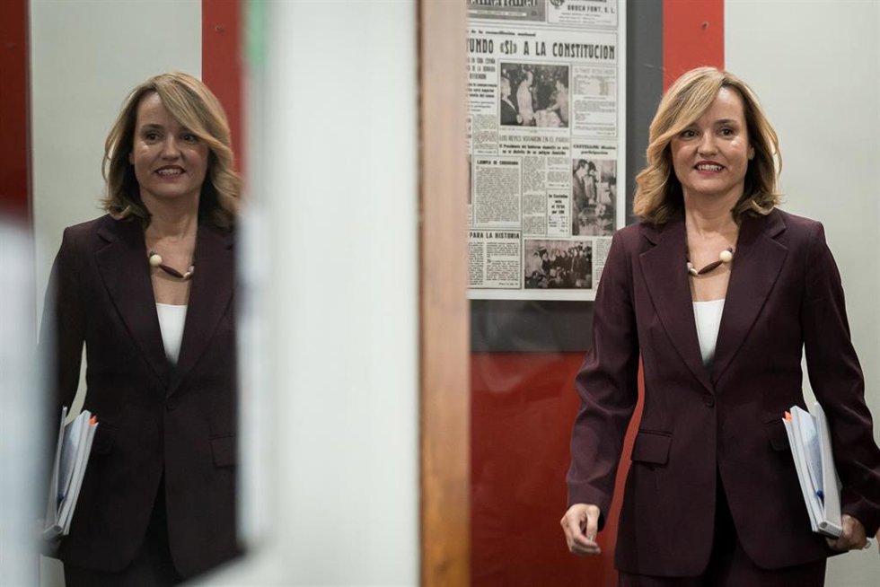 La ministra de Educación, Formación Profesional y Deportes, Pilar Alegría, a su llegada a una rueda de prensa posterior a la reunión del Consejo de Ministros, en el Palacio de la Moncloa, a 14 de octubre de 2025, en Madrid (España).  
