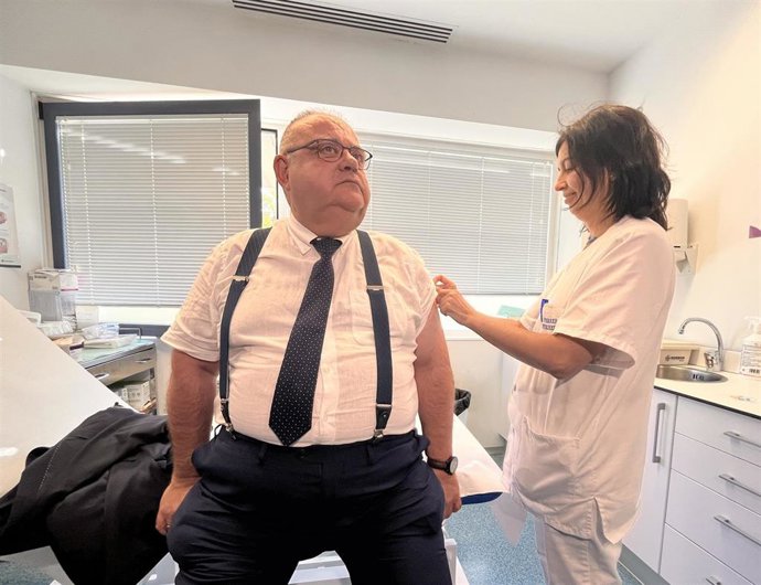 Elc onsejero en el momento de vacunarse de la gripe en Burgos.