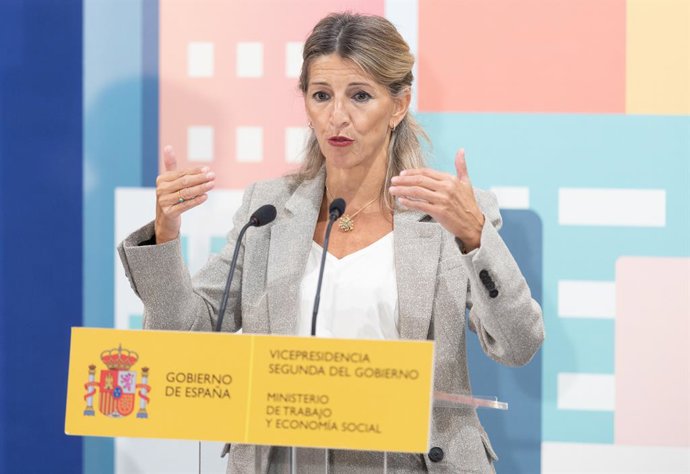 La vicepresidenta segunda y mnistra de Trabajo y Economía Social, Yolanda Díaz, durante un rueda de prensa, en el Ministerio de Trabajo y Economía Social, a 13 de octubre de 2025, en Madrid (España). L