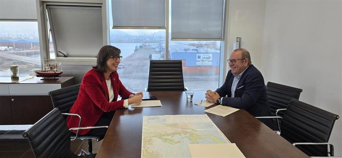 Reunión de la presidenta de la Autoridad Portuaria de Gijón, Nieves Roqueñí, y su homólogo del Puerto de Avilés, Santiago Rodríguez Vega, en El Musel.