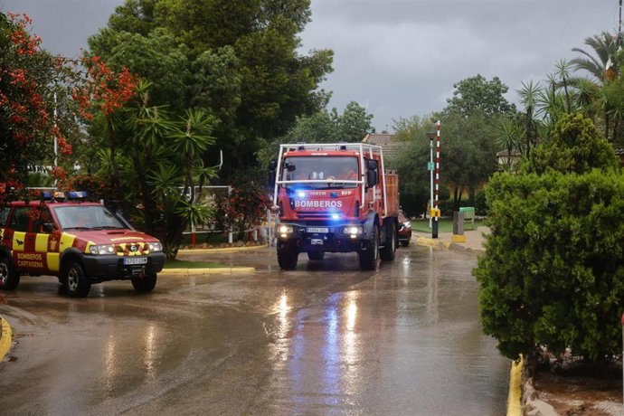 Bomberos en una calle de Cartagena por las fuertes lluvias, a 10 de octubre de 2025, en Cartagena, Región de Murcia (España). 