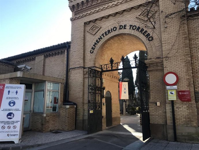 Archivo - Entrada al cementerio de Torrero de Zaragoza por la parte antigua