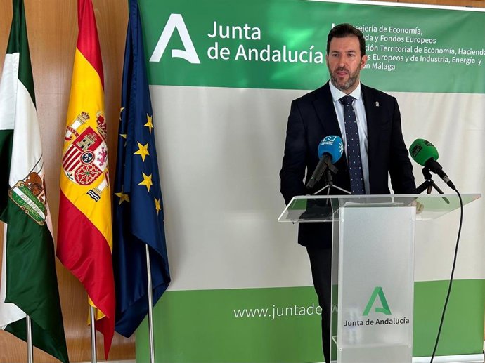El delegado territorial de Economía, Hacienda y Fondos Europeos y de Industria, Energía y Minas en Málaga, Antonio García, presenta las ayudas para mejorar la competitividad y eficiencia de las empresas industriales.