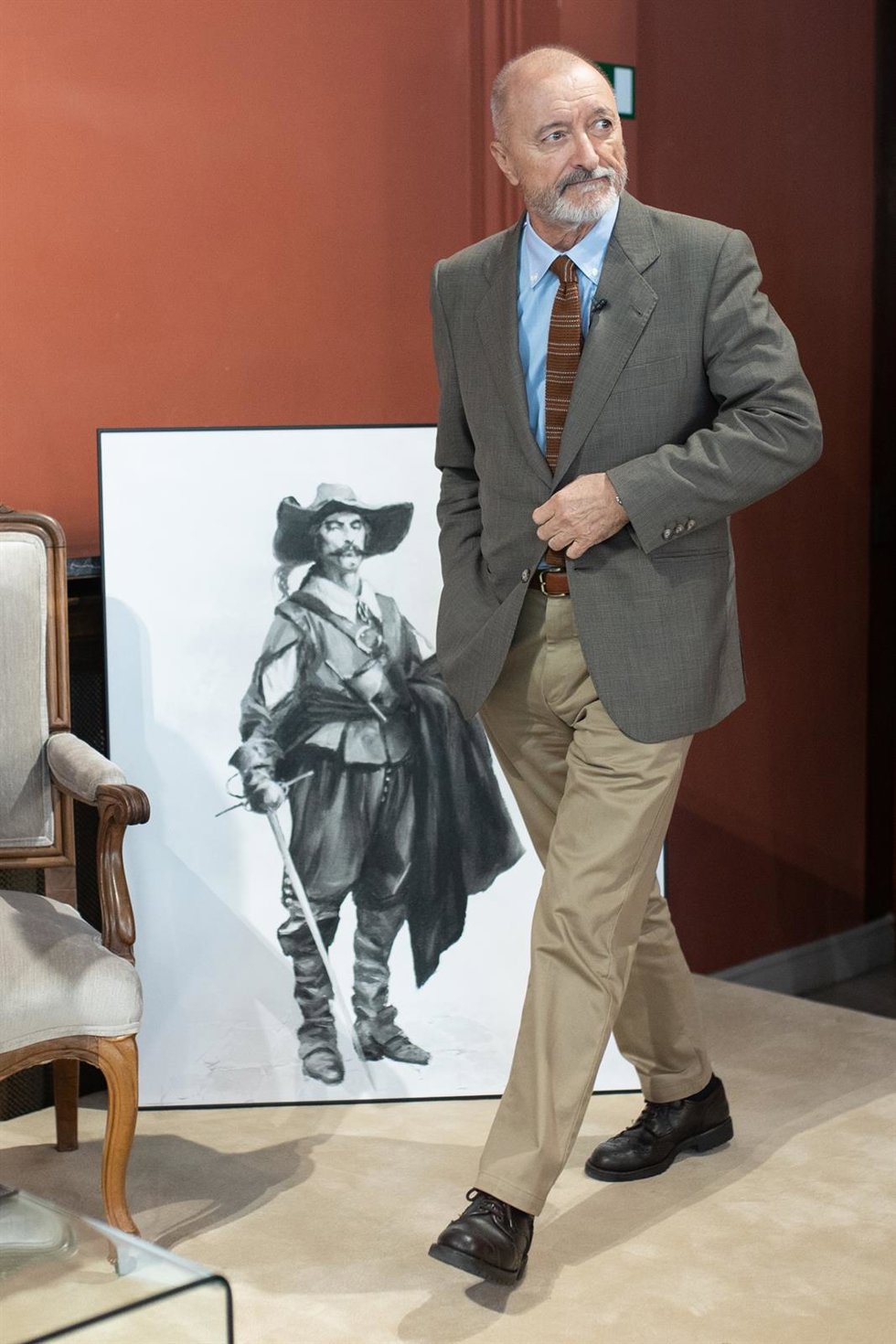 El escritor Arturo Pérez-Reverte, durante la presentación del monumento al Capitán Alatriste, en la Real Academia de la Lengua Española, a 14 de octubre de 2025, en Madrid (España). El monumento se colocará en Cartagena (Murcia), tierra natal del escrit