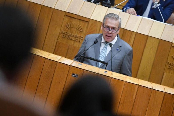El conselleiro de Sanidade, Antonio Gómez Caamaño, en el pleno del Parlamento de Galicia