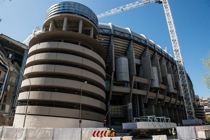 Archivo - Fachada del Estadio Santiago Bernabéu.
