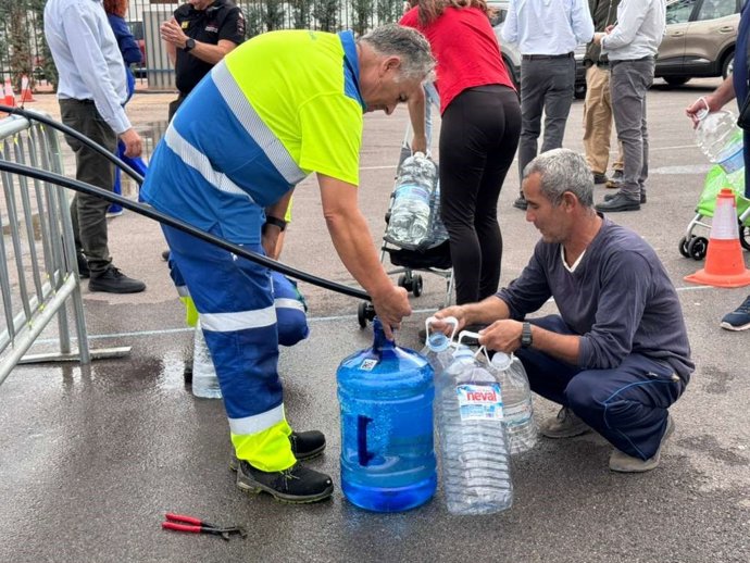 Vecinos de San Pedro del Pinatar recogiendo agua potable de una cuba debido a las infiltraciones en el canal de abastecimiento de la MCT tras el paso de la dana Alice