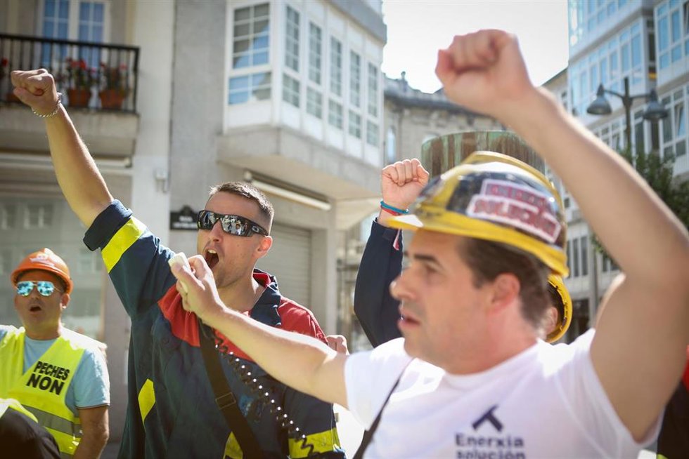Archivo - Trabajadores de Alcoa San Cibrao durante un encadenamiento frente a la subdelegación del Gobierno en Lugo, a 14 de julio de 2025, en Lugo, Galicia (España). La movilización busca reclamar una solución urgente para garantizar el futuro de la pl