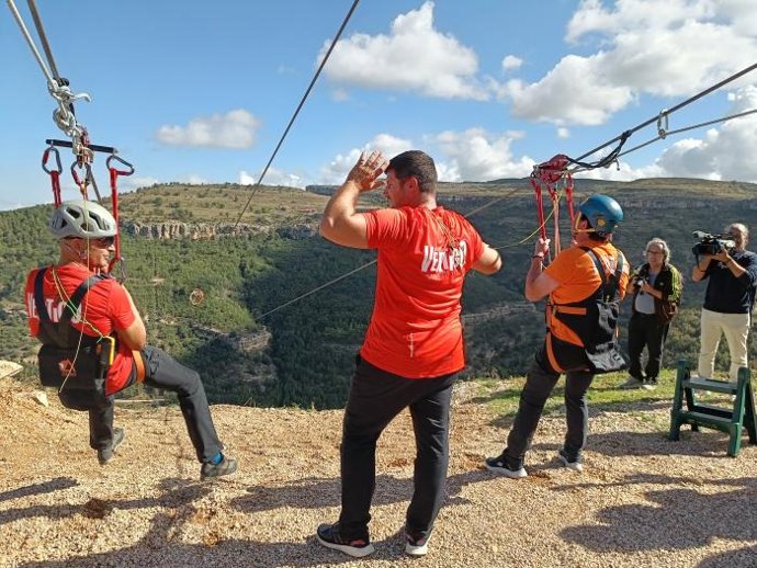 Salida de los dos primeros usuarios de la tirolina. Uno de ellos, el alcalde de Cantavieja, Ricardo Altabás.