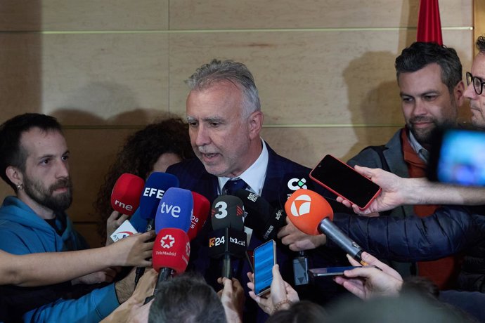 Archivo - El ministro de Política Territorial, Ángel Víctor Torres, ofrece declaraciones a los medios tras una reunión entre el presidente de Canarias, y la ministra de Hacienda, durante una reunión en la sede del Ministerio, a 10 de marzo de 2025, en Mad