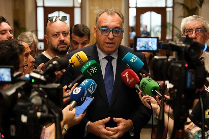 Bernal atiende a los periodistas en el Ayuntamiento de Córdoba.