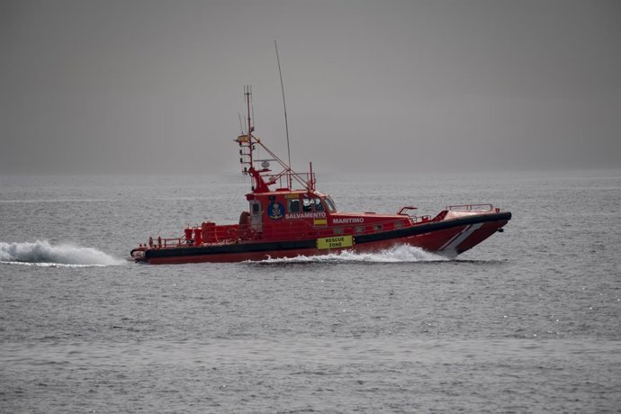 Archivo - Una lancha se dirige a la zona donde se encuentra retenido el buque mercante Tony Stark, a 19 de julio de 2024, en Ceuta (España). Las autoridades marítimas de Ceuta han conseguido contener el vertido de fuel del buque Tony Stark, lo que ha perm