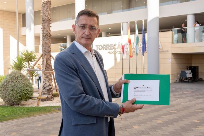 El parlamentario del PSOE José Luis Sánchez Teruel frente al Hospital Universitario Torrecárdenas.