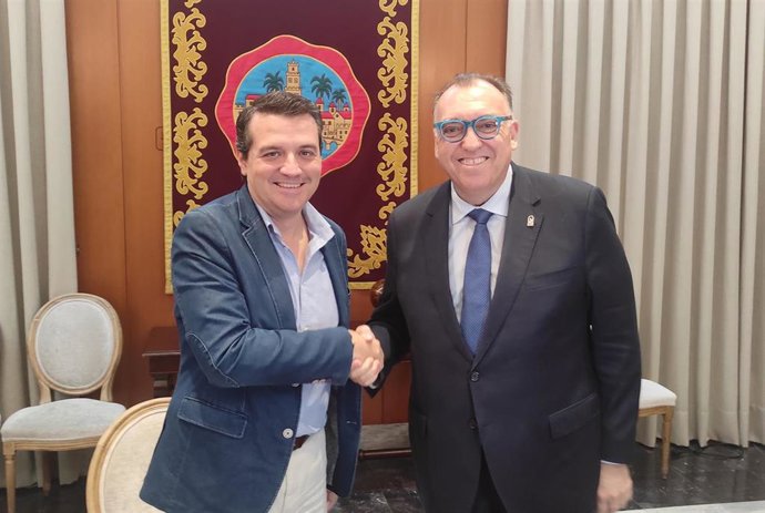 El consejero de Turismo y Andalucía Exterior de la Junta de Andalucía, Arturo Bernal, y el alcalde de Córdoba, José María Bellido, en la firma del convenio para coordinar y reforzar el control sobre viviendas de uso turístico.